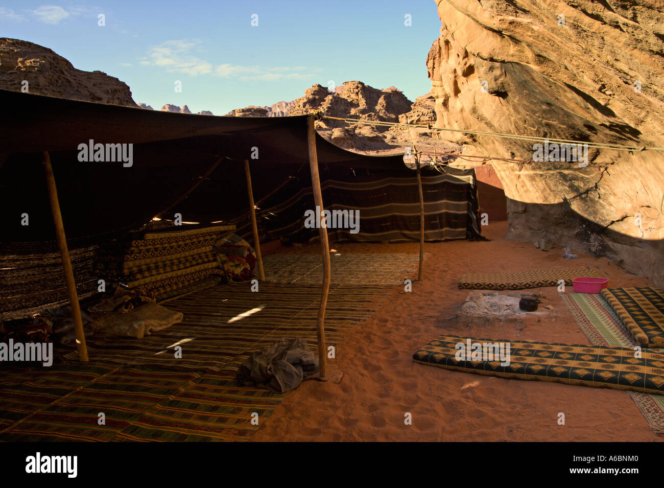 L'intérieur de tente bédouine, Wadi Rum, Jordanie Zone protégée Photo Stock  - Alamy