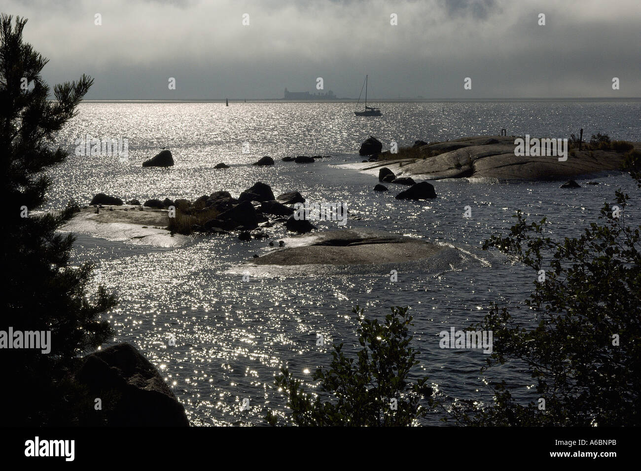 Lumière de tempête sur les eaux du golfe de Finlande près de Kotka sur la côte sud de la Finlande Banque D'Images