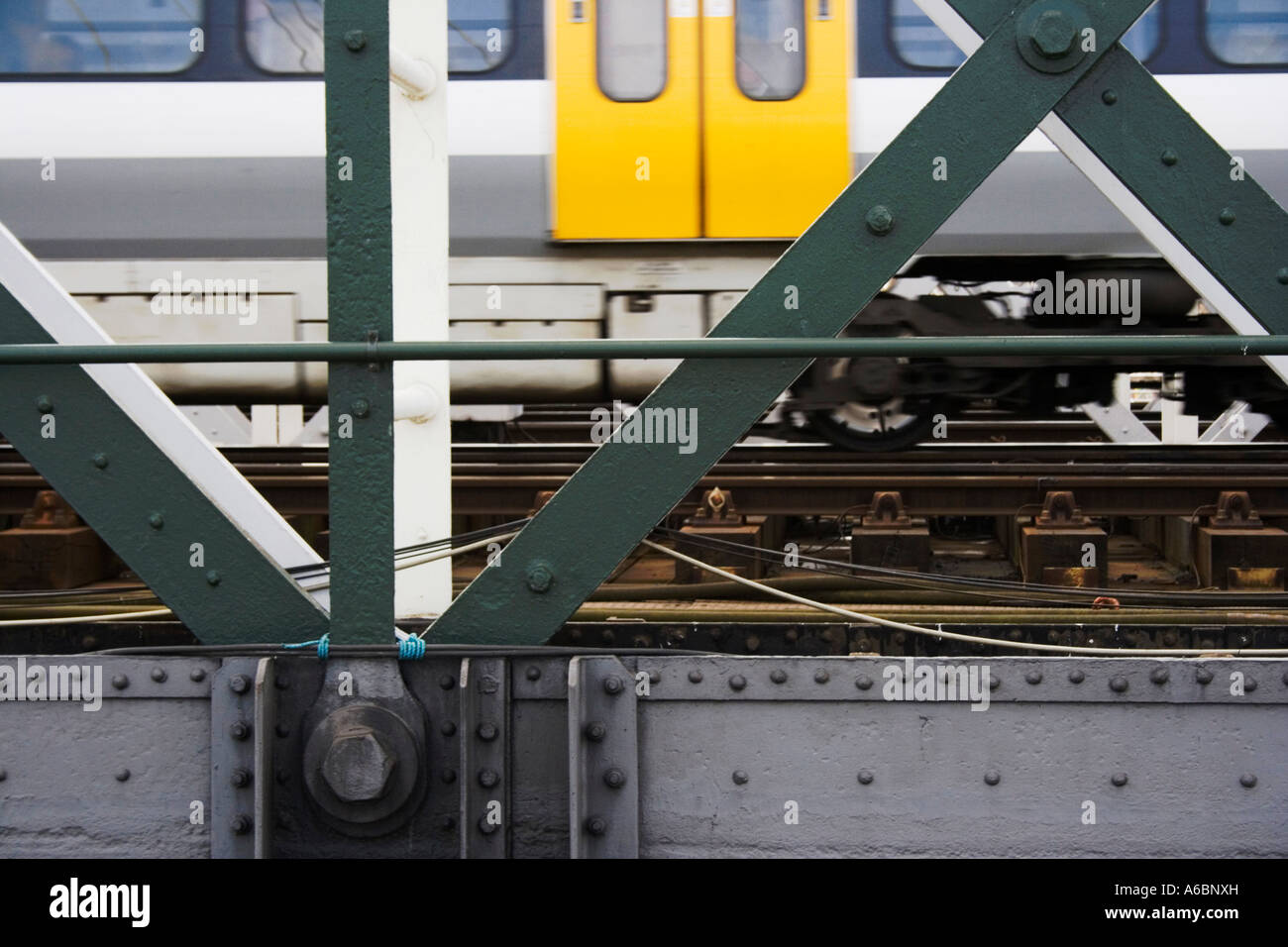 10,45 À LA SECTION X. CHARING de Charing Cross Bridge comme un train entre dans la gare. Banque D'Images