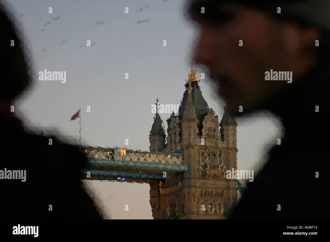 TOWER BRIDGE section, encadrée par la silhouette floue, les gens des formes dans l'avant-plan. Image déformée avec des filtres. Banque D'Images