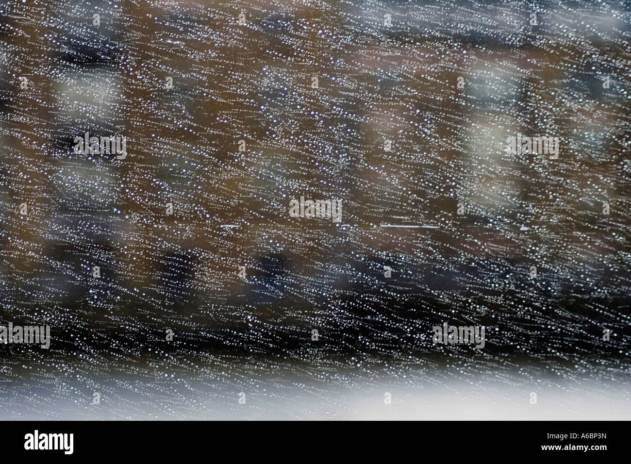La bruine. Les battements de la pluie sur la fenêtre d'un navire de croisière Thames, comme il navigue passé- nouvellement converti, modernisée, riverfront entrepôts. Banque D'Images