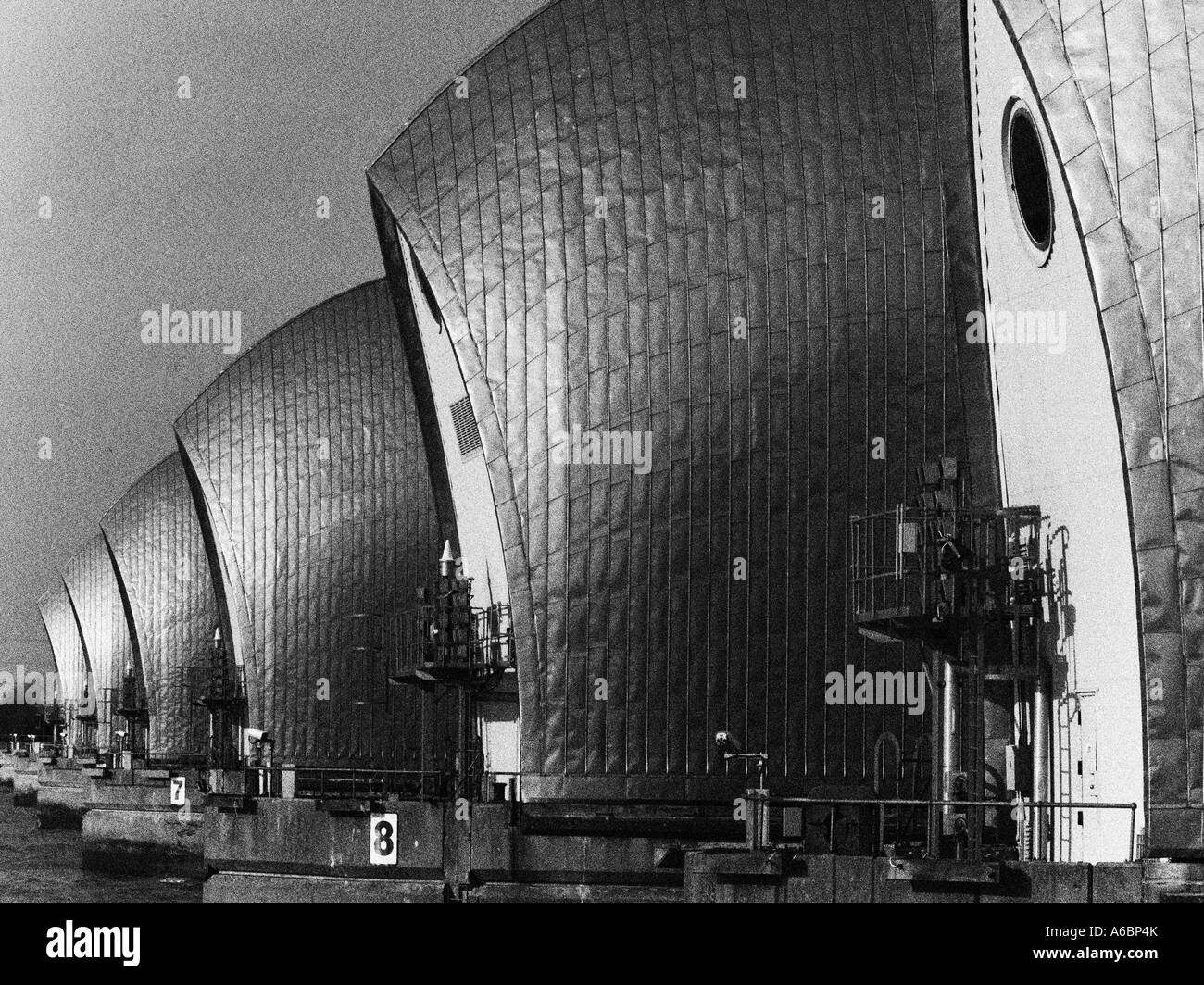 THAMES BARRIER à Woolwich, Londres, converties en noir et blanc, avec grain ajouté à l'image. Banque D'Images
