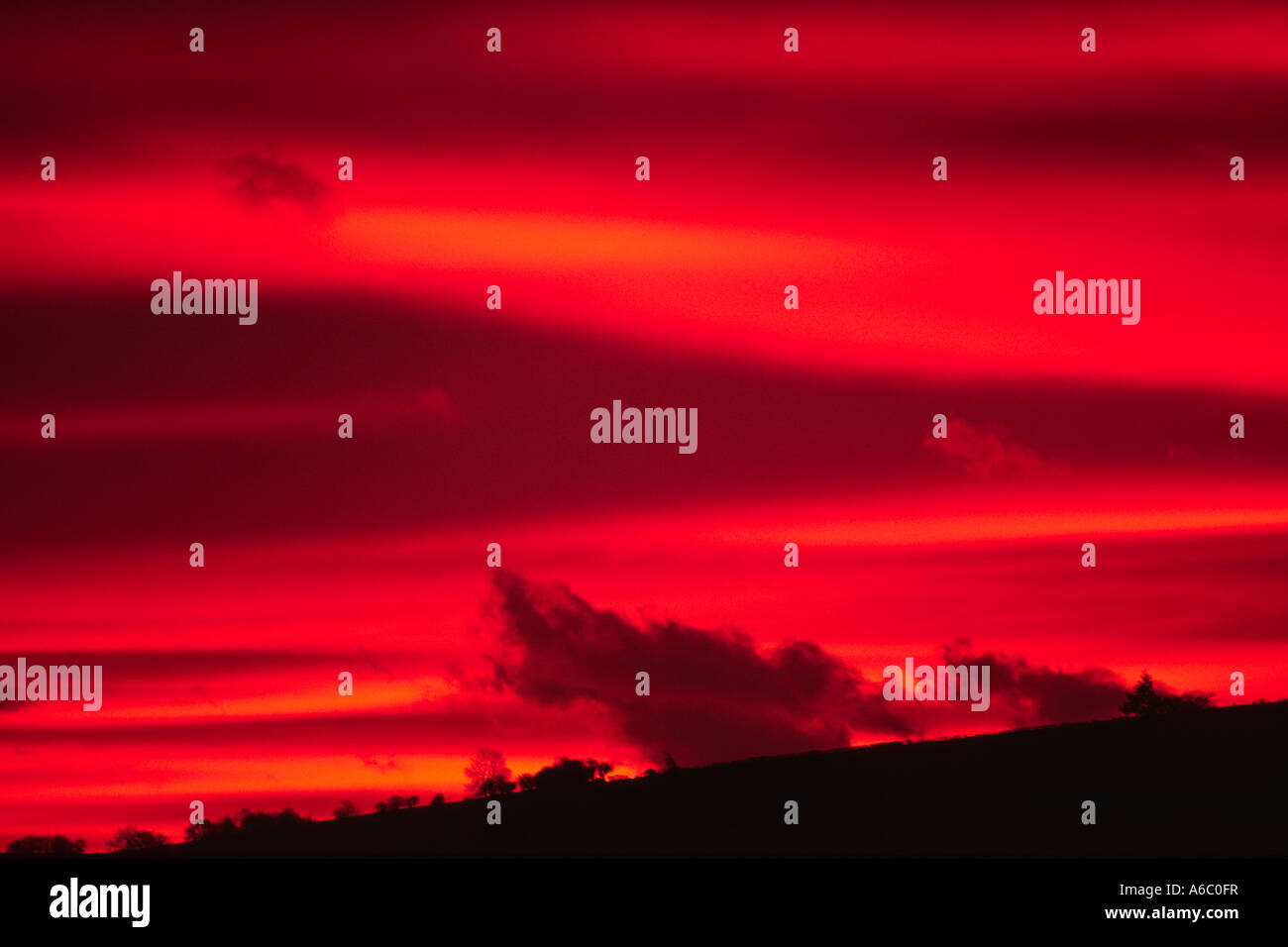 Ciel rouge le matin. Les nuages juste avant l'aube. Powys, Pays de Galles, Royaume-Uni. Banque D'Images