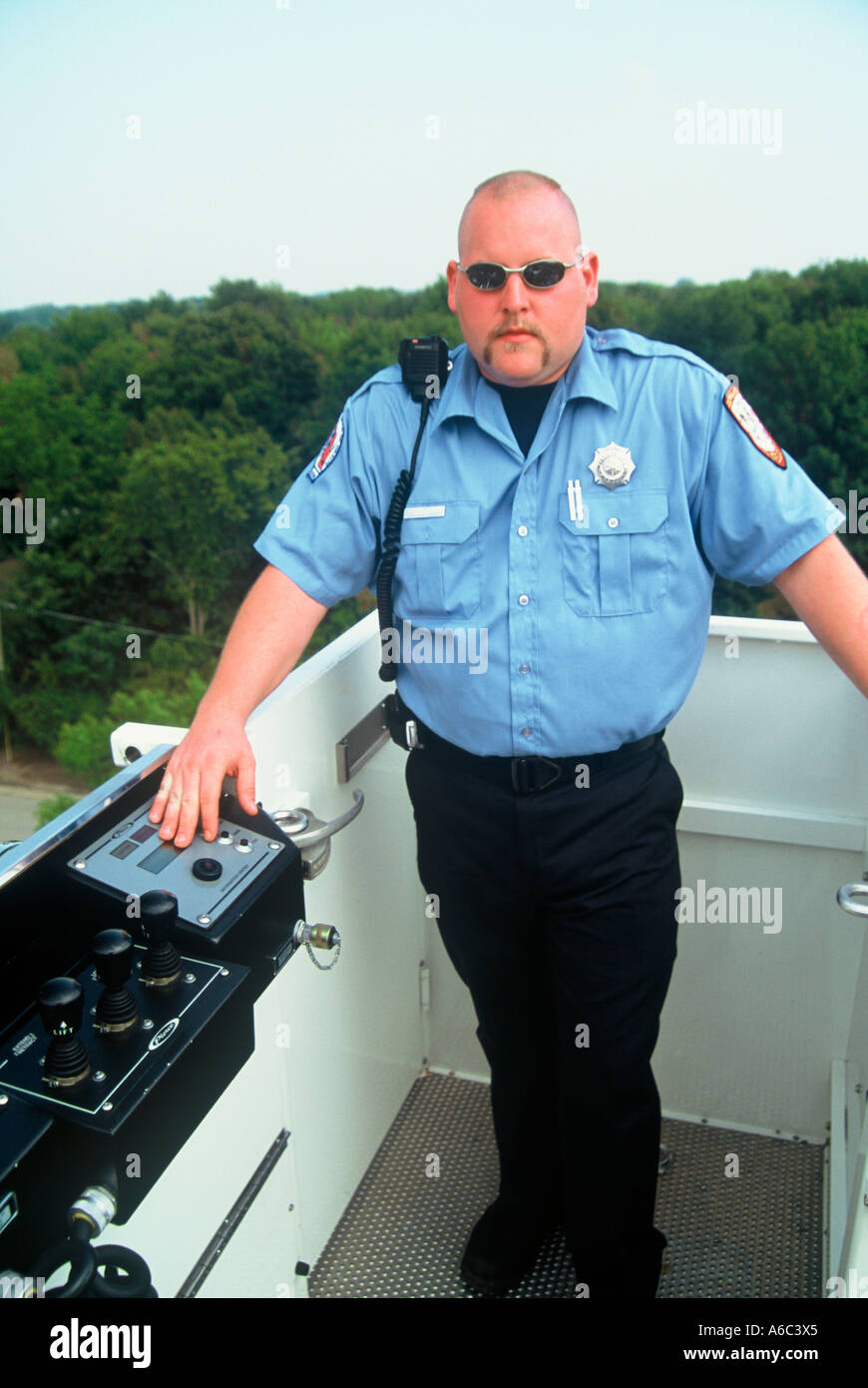 Un pompier dans une plate-forme d'un camion dans le Midwest USA Banque D'Images