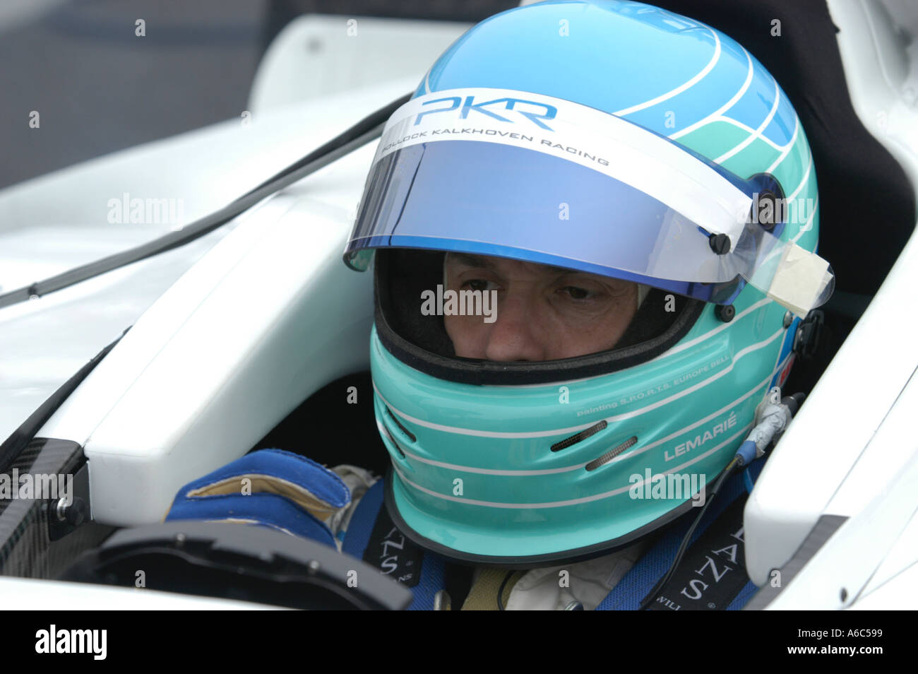 Patrick Lemarie pilote est assis dans sa PK Racing Ford Cosworth Lola au Grand Prix de St Petersburg 2003 Banque D'Images