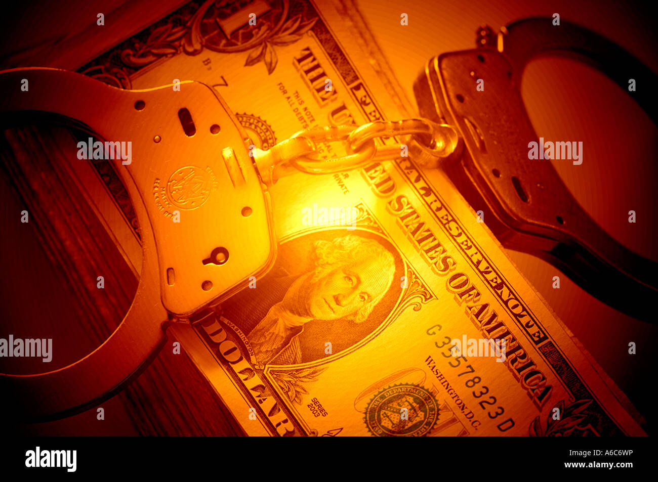 Des menottes et de l'argent Banque D'Images