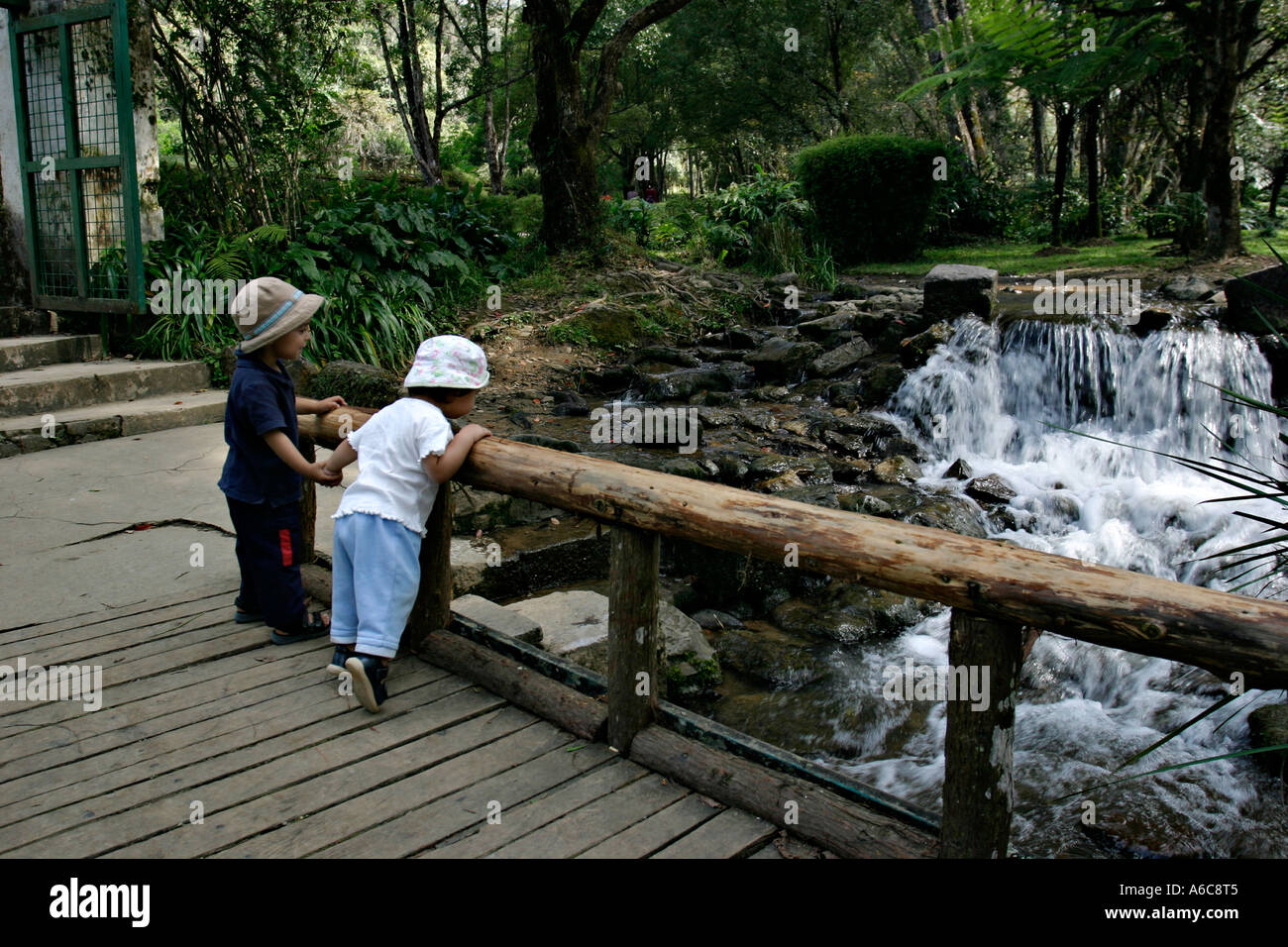 Garçon et fille watch cascade, Katmandou, Népal Banque D'Images