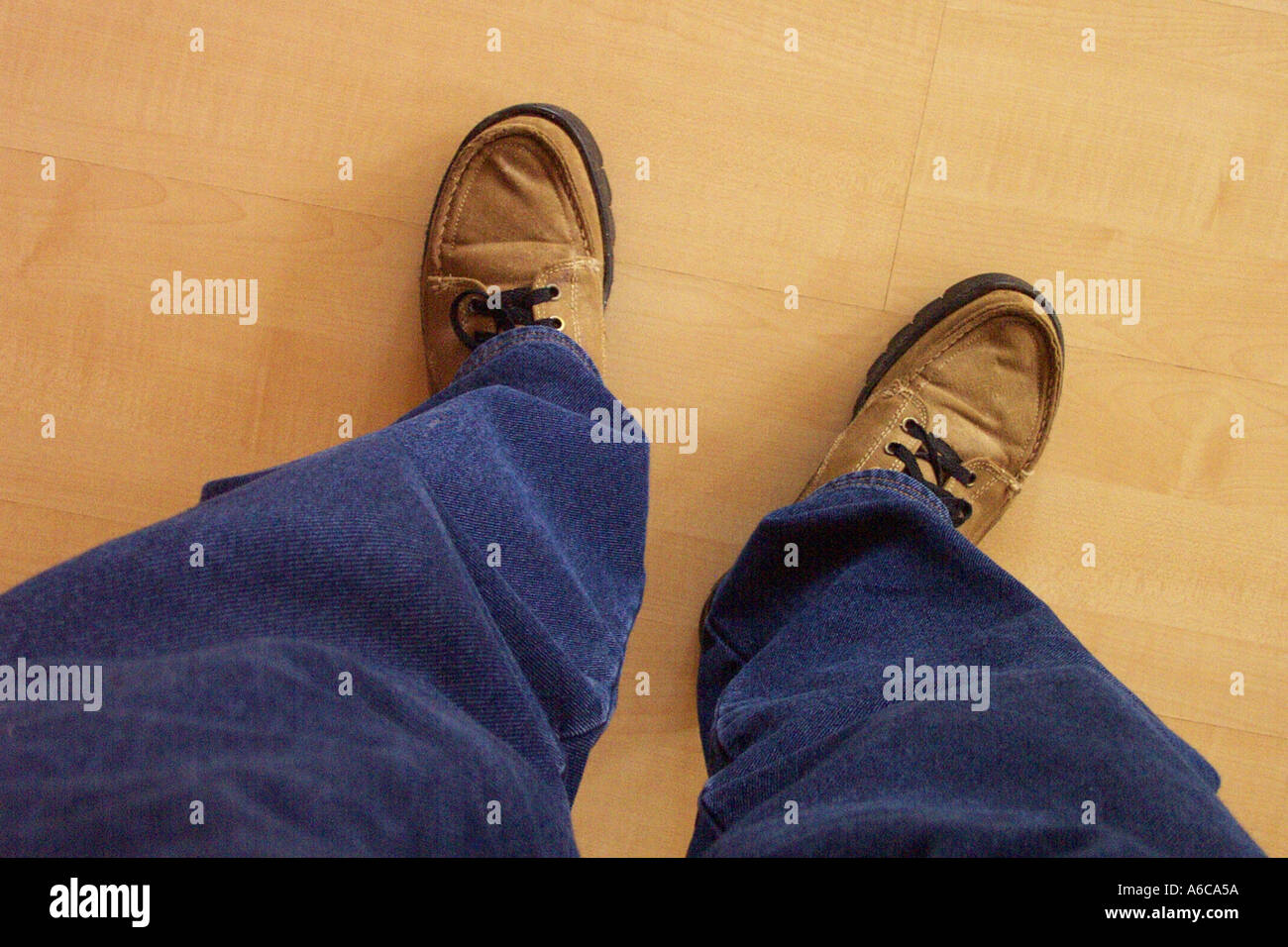 Jeans chaussures jambes jambe se tenir sur ses propres pieds ont les deux pieds sur terre Banque D'Images