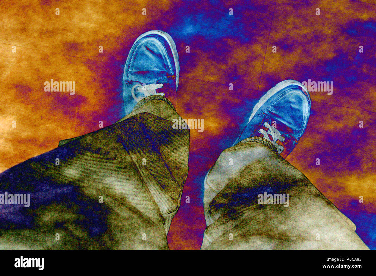 Jeans chaussures jambes jambe se tenir sur ses propres pieds ont les deux pieds sur l'effet de sol Banque D'Images