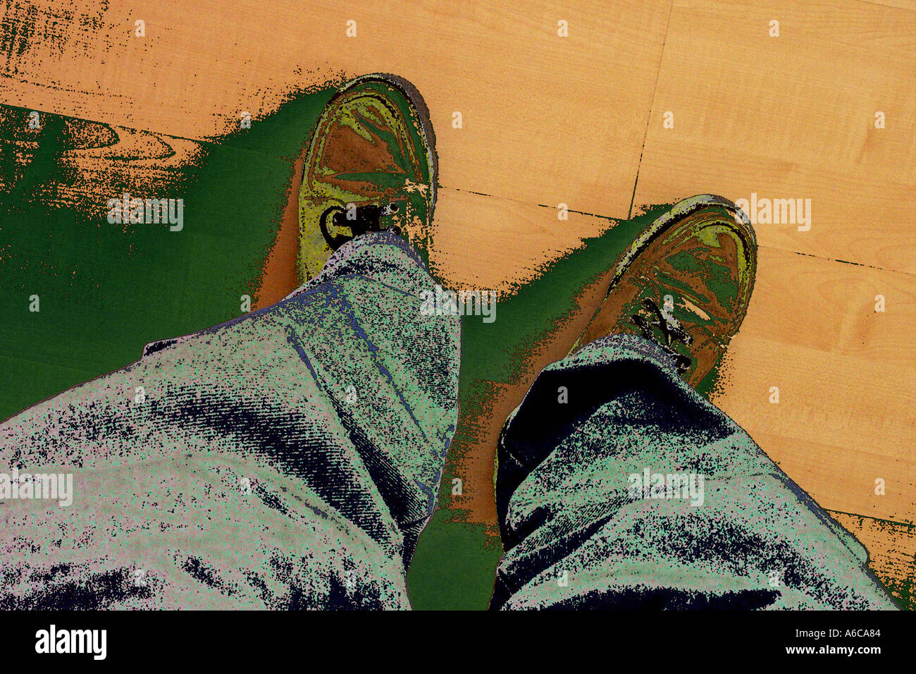 Jeans chaussures jambes jambe se tenir sur ses propres pieds ont les deux pieds sur l'effet de sol Banque D'Images