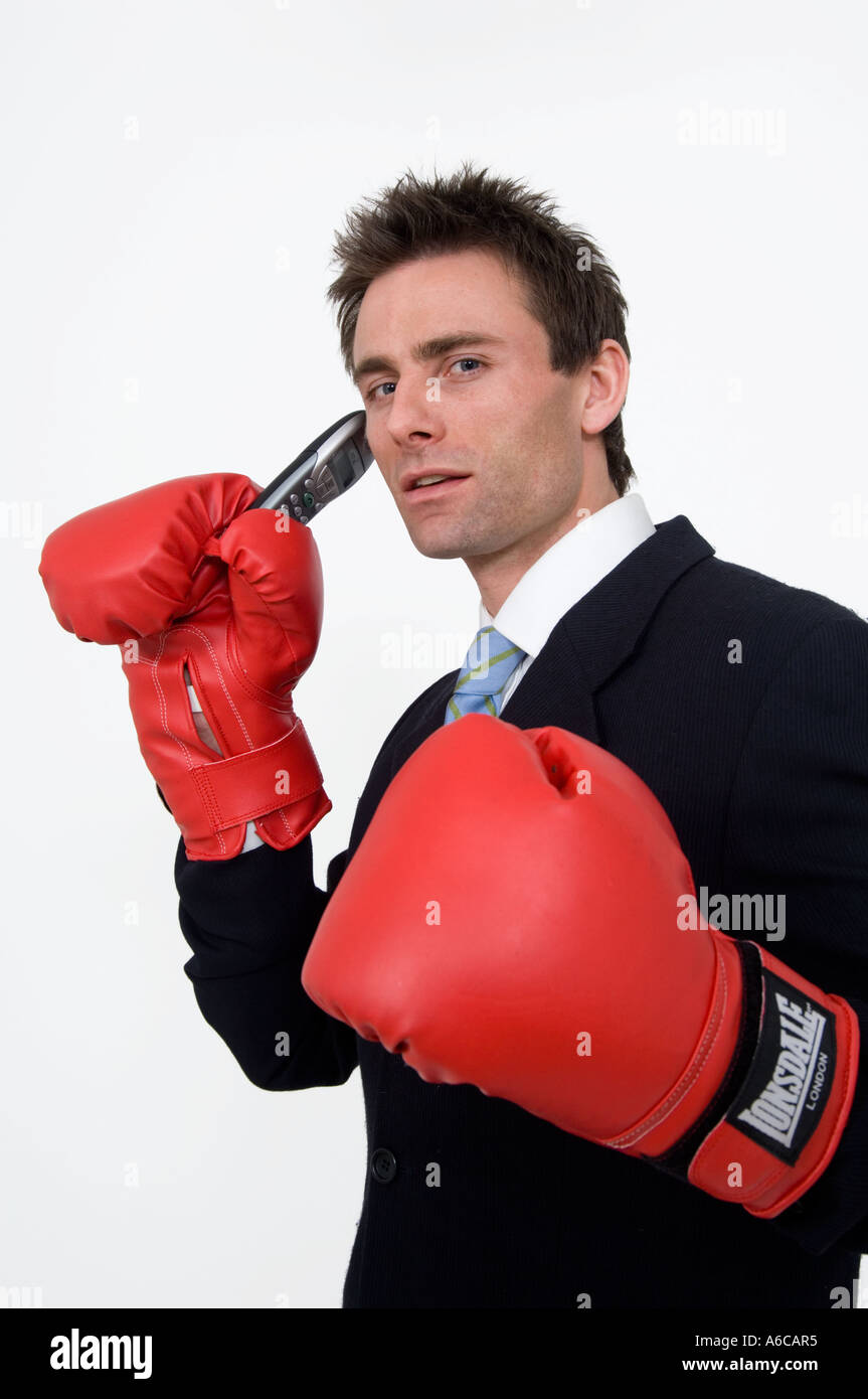 Businessman in boxing gloves sur le coup de téléphone dans l'entreprise Banque D'Images