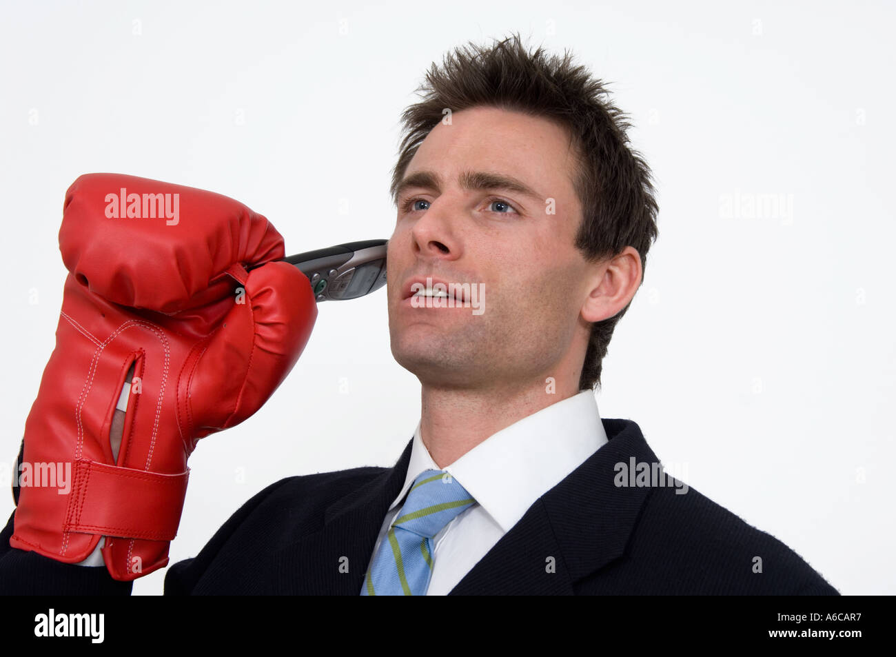 Businessman in boxing gloves sur le coup de téléphone dans l'entreprise Banque D'Images