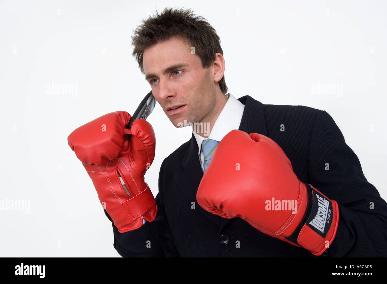 Lorsque les choses se compliquent les difficiles obtenir allant poinçonner votre concept d'entreprise poids businessman in boxing gloves sur le téléphone Banque D'Images