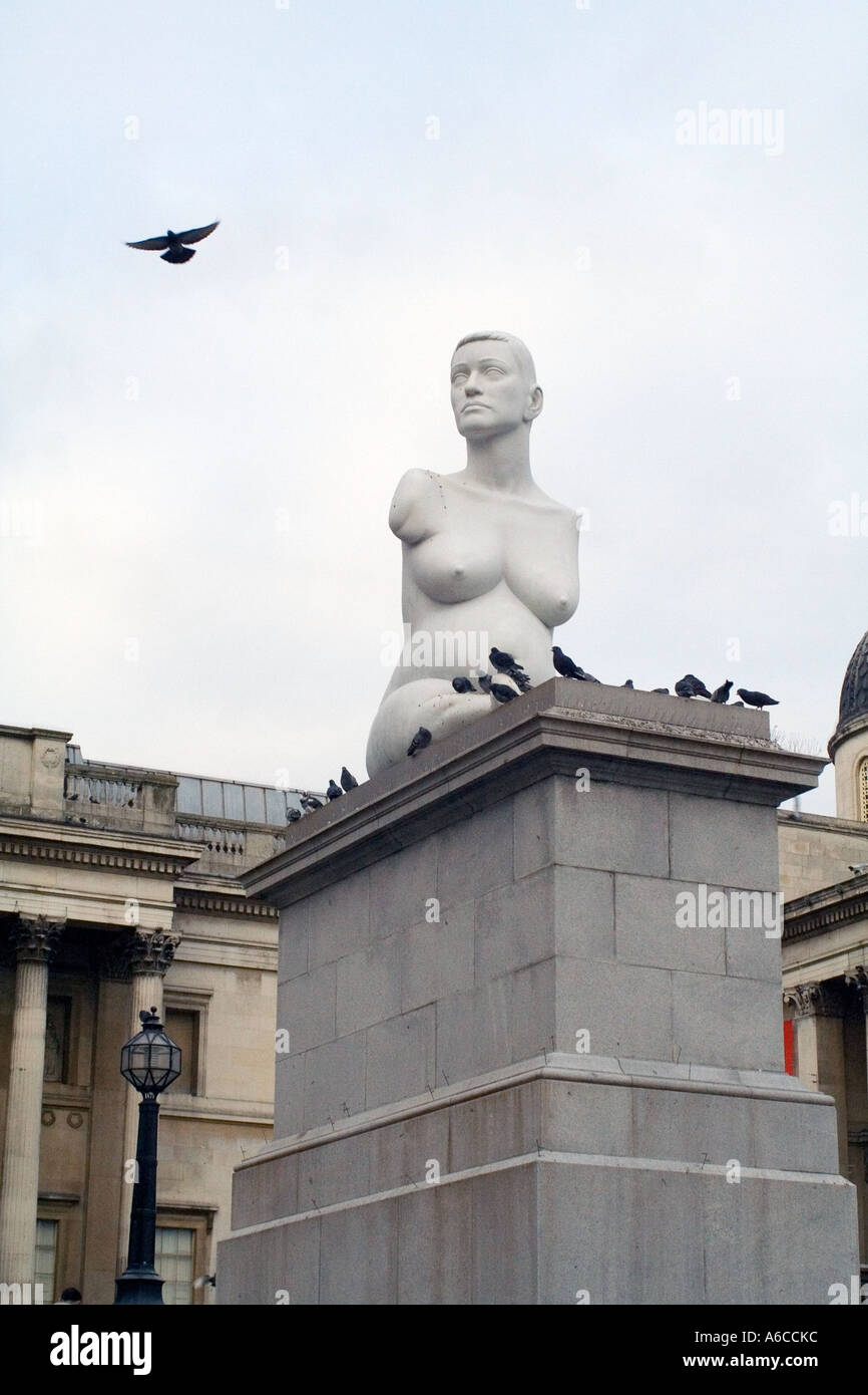 Pigeon et la sculpture de Marc Quinn d'Alison hdb Trafalgar Square London England Banque D'Images