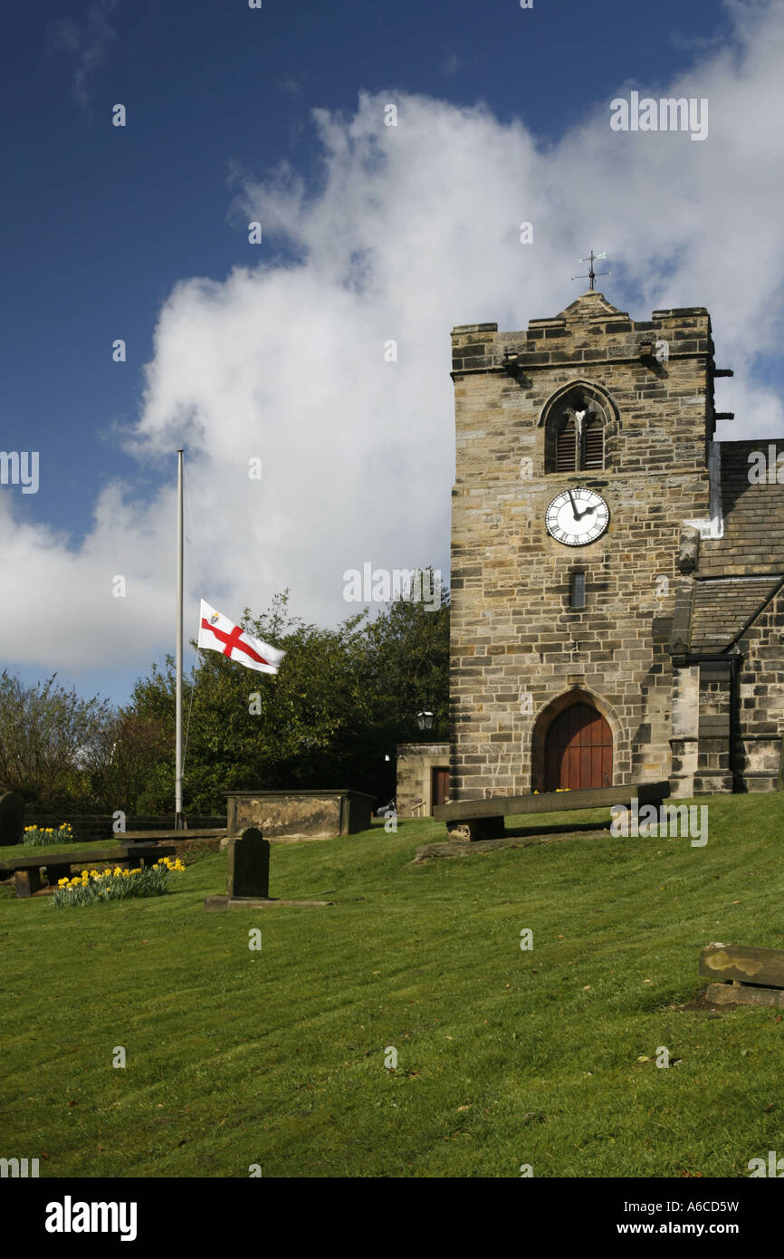 Churchyard, avec tour de l'horloge et St George's drapeau en berne. Banque D'Images