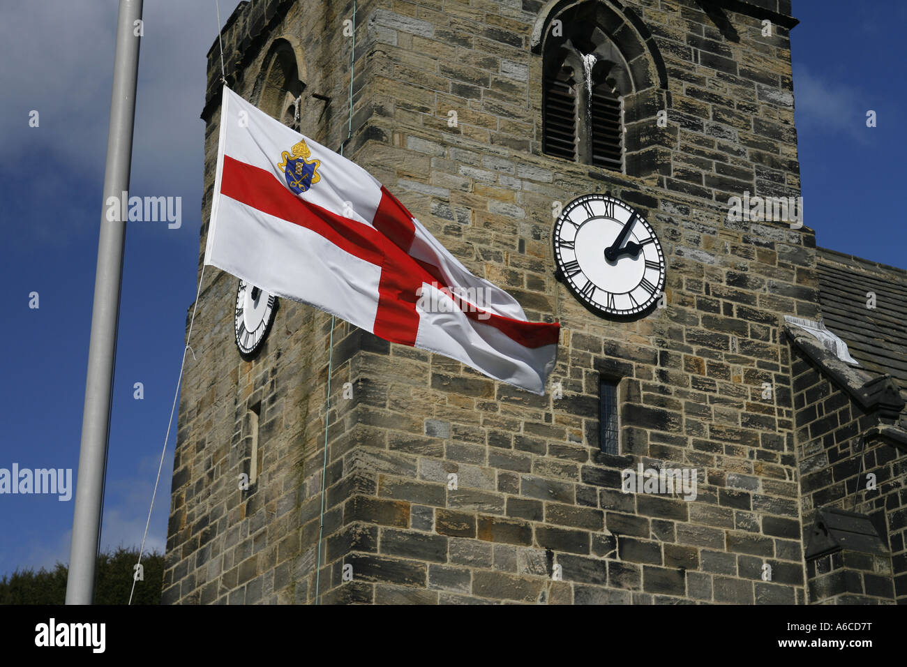 St George's avec la mise en berne du drapeau au St Peters Church tower en arrière-plan. Banque D'Images