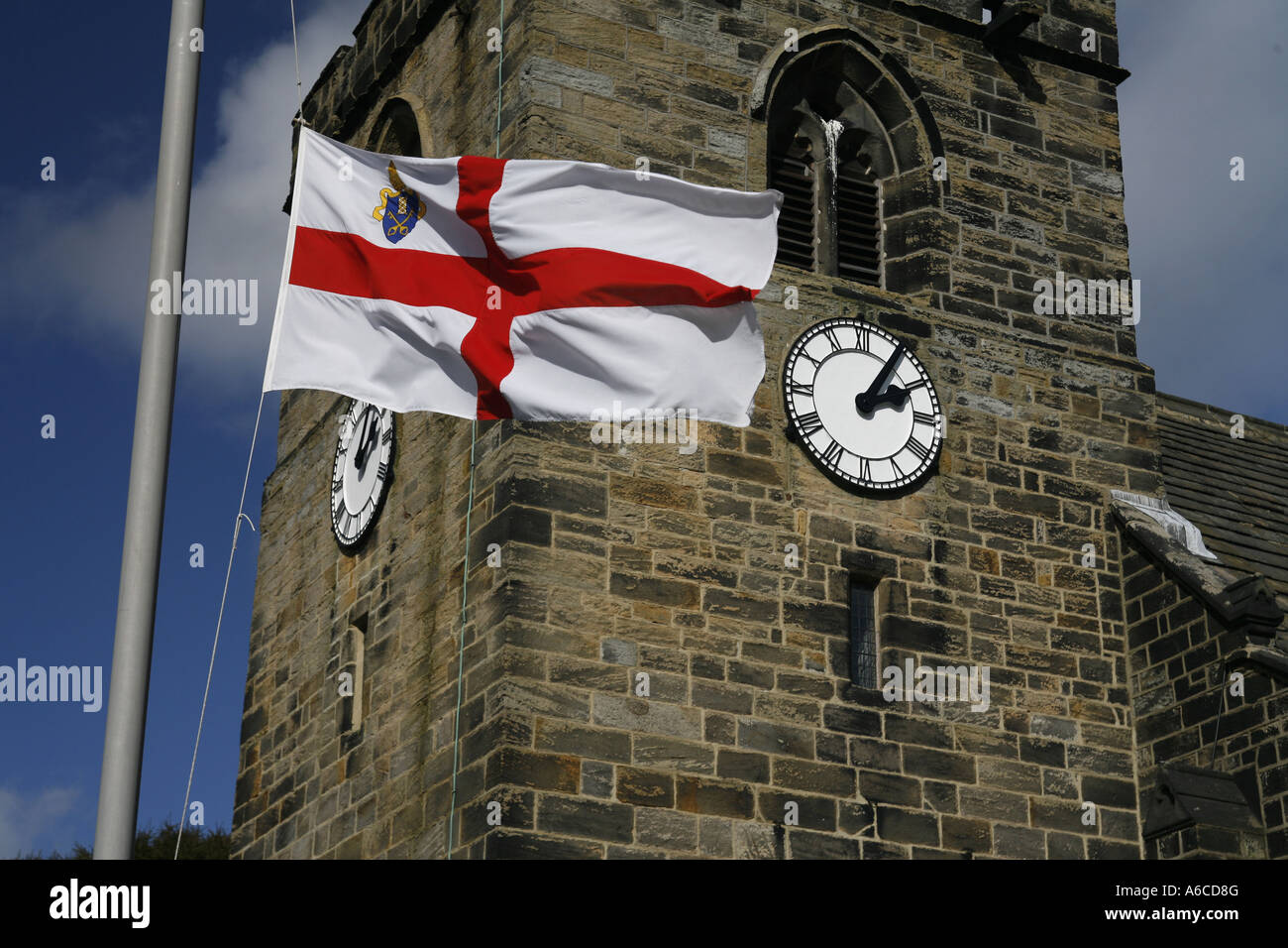 St George's avec la mise en berne du drapeau au St Peters Church tower en arrière-plan. Banque D'Images