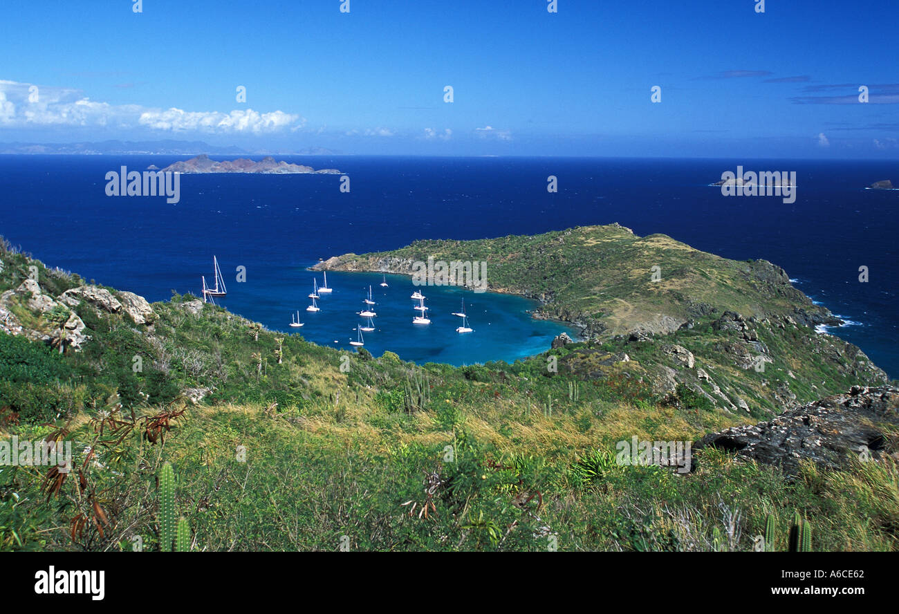 Bateaux au mouillage dans la baie de Colombier St Barthelemy sur une île des Antilles françaises Banque D'Images