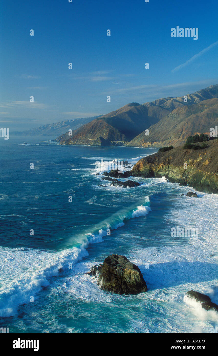 Big Sur la côte et la Route 1 à Bixby Bridge dans la distance en Californie Banque D'Images