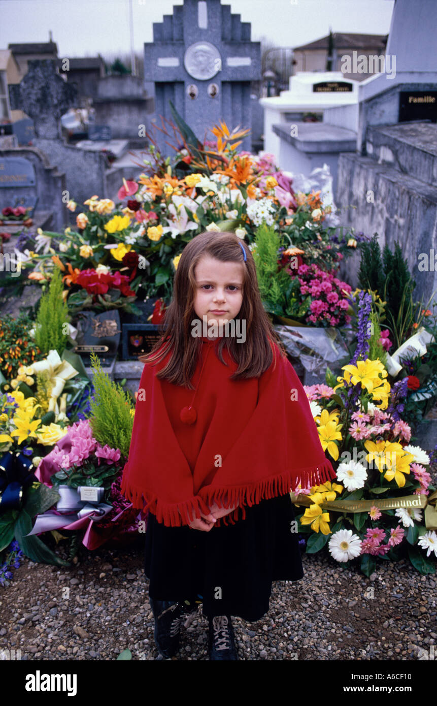 Portrait de jeune fille posant devant une tumstone relative au cimetière français Banque D'Images