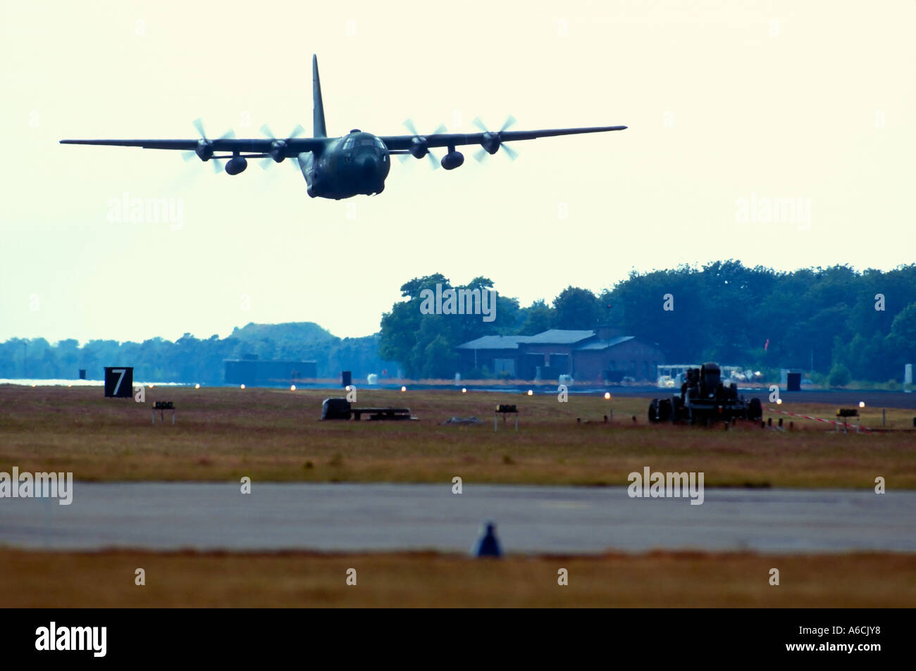 Avion de transport C-130 Hercules décollant d'un aéroport aux Pays-Bas  Photo Stock - Alamy