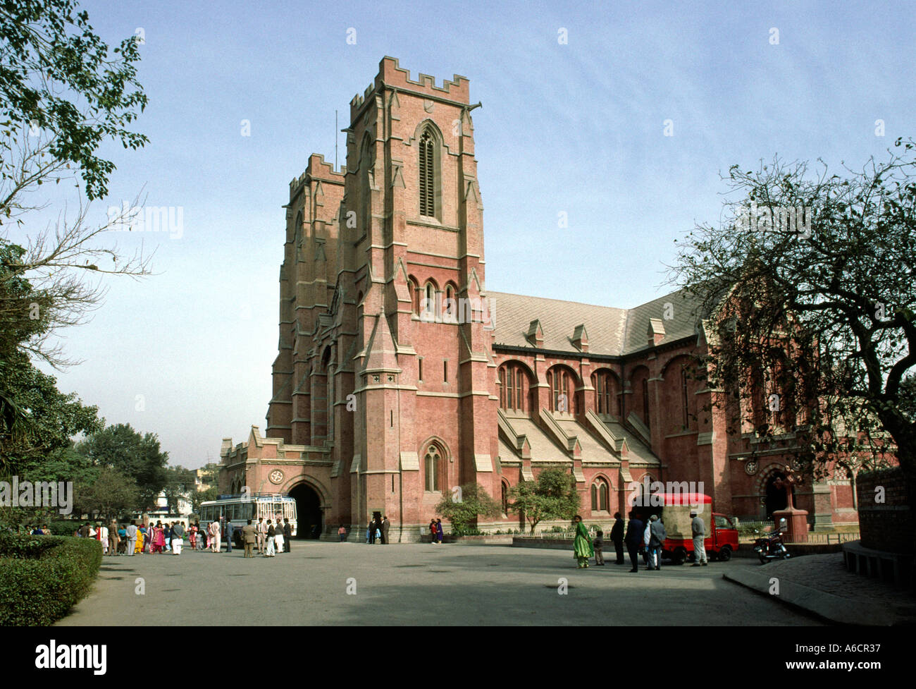 Le Pakistan Punjab Lahore cathédrale comme l'arrivée des invités de mariage Banque D'Images