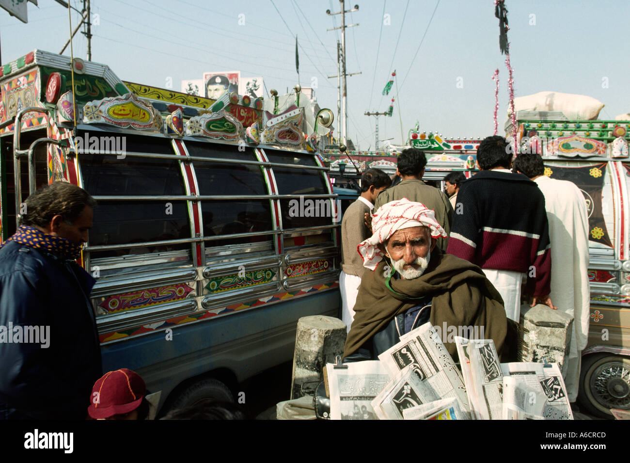 Pakistan Rawalpindi homme âgé à vendre des journaux au bus stand Banque D'Images