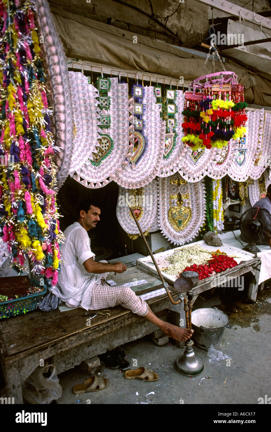 Pakistan Rawalpindi Rajah Bazar de l'argent mariage garland bouilloire Banque D'Images