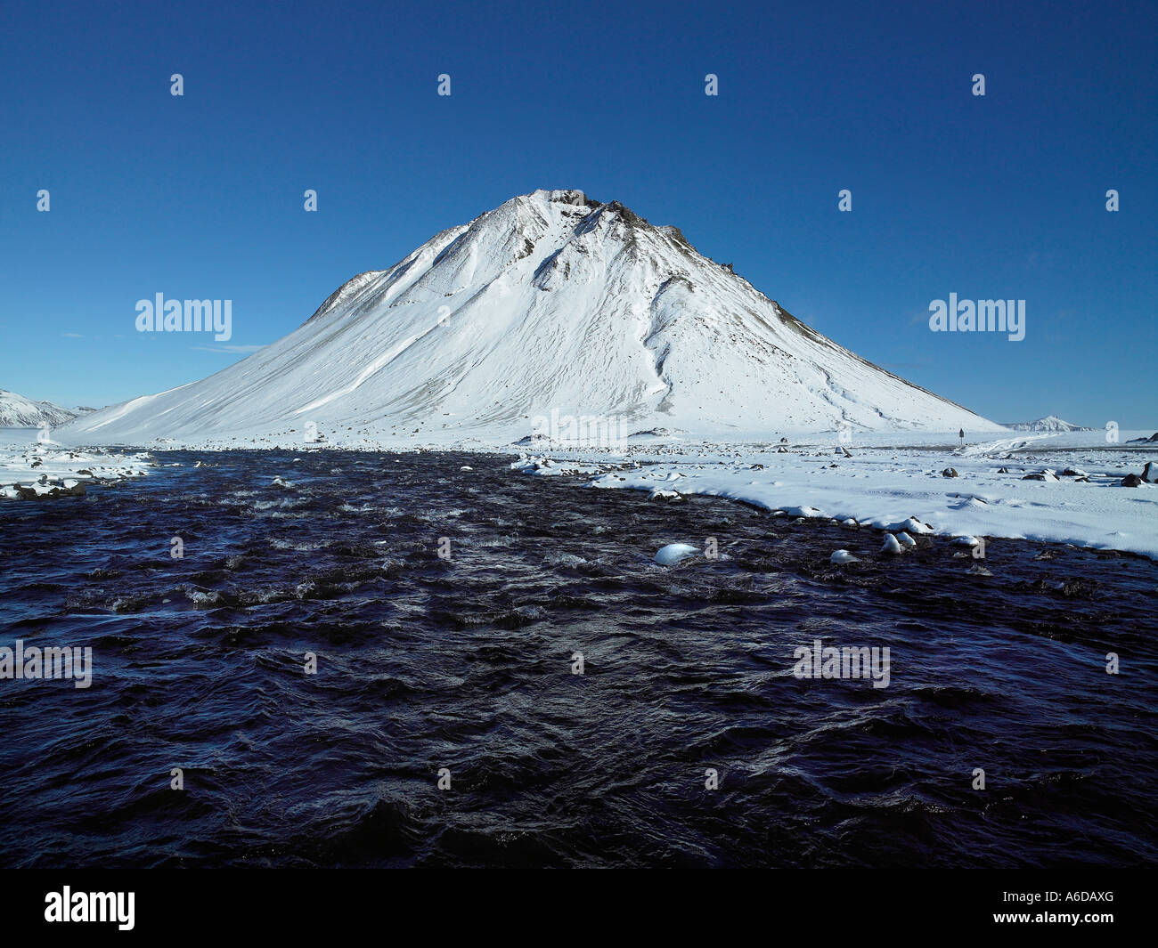 Rivière qui coule à travers un paysage couvert de neige à proximité d'une rivière de montagne, Brennivinskvisl, Mont Maelifell, Islande Banque D'Images