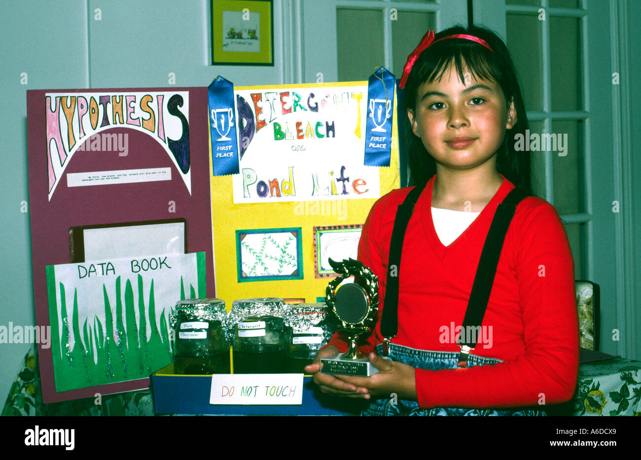 école primaire de filles de neuf ans de troisième année gagnant la première place de la foire des sciences Banque D'Images