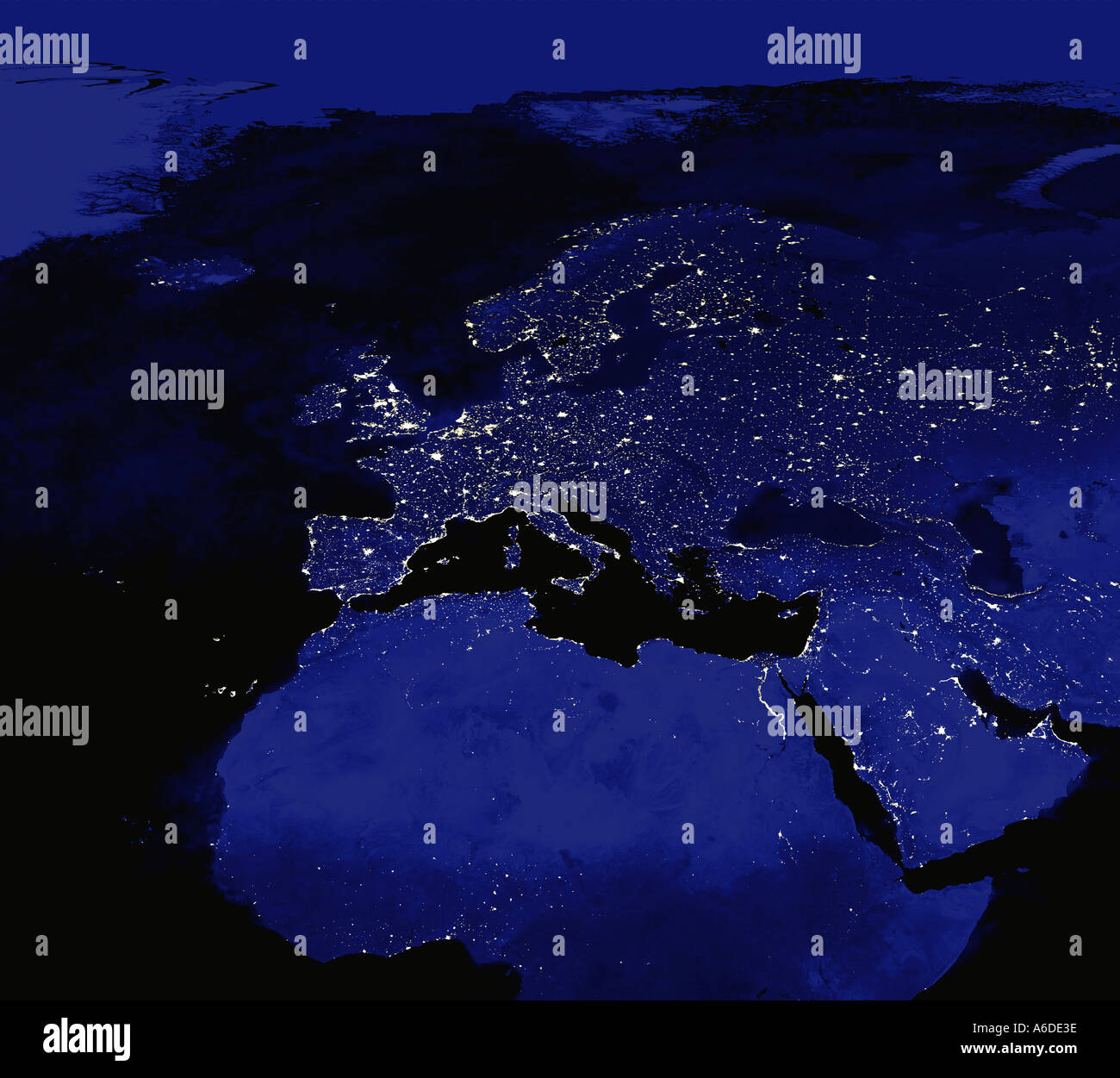 Image satellite de l'Europe dans la nuit les lumières de la ville, la terre de l'espace visible Banque D'Images