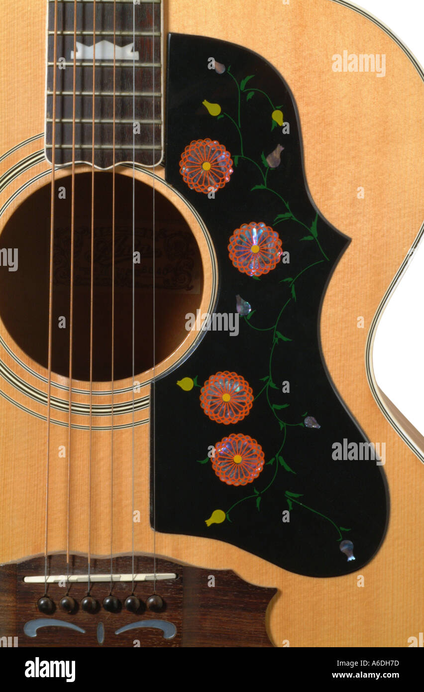 Détail de l'aria jumbo acoustic guitar studio plaque doigt coupé découpe fond blanc décrochage knockout Banque D'Images