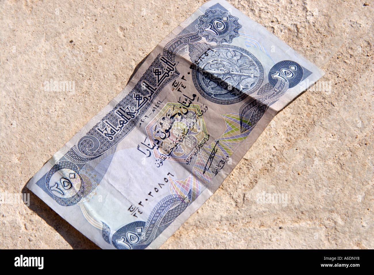 Un nouveau Dinar irakien 250 remarque émise après la chute de Saddam Hussein Banque D'Images