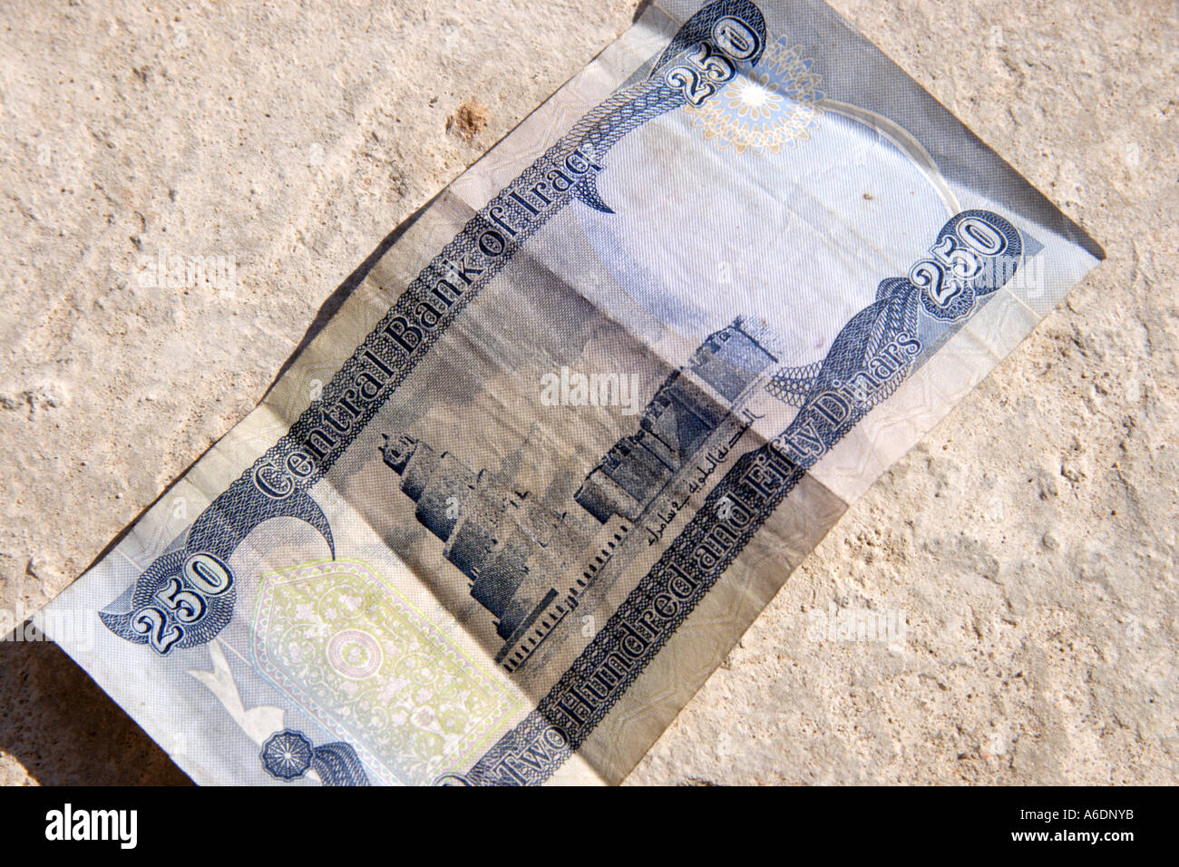 Un dinar émis 250 Irakiens après la chute de Saddam Hussein Banque D'Images