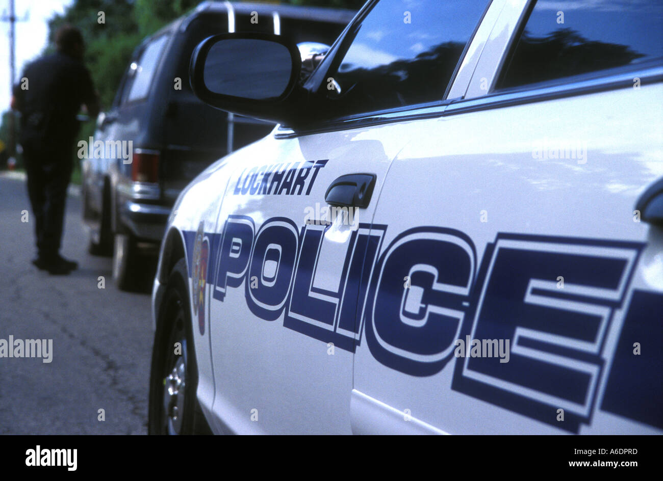 Un Lockhart Cop effectue un arrêt de la circulation dans la région de Lockhart Texas Banque D'Images
