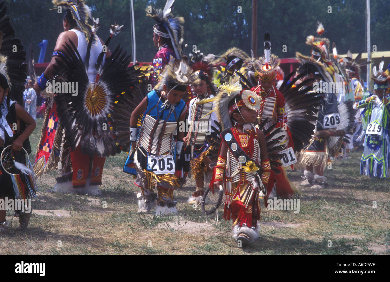 Les enfants s'habiller en costume autochtone traditionnelle à un pow-wow dans le Dakota du Sud Banque D'Images