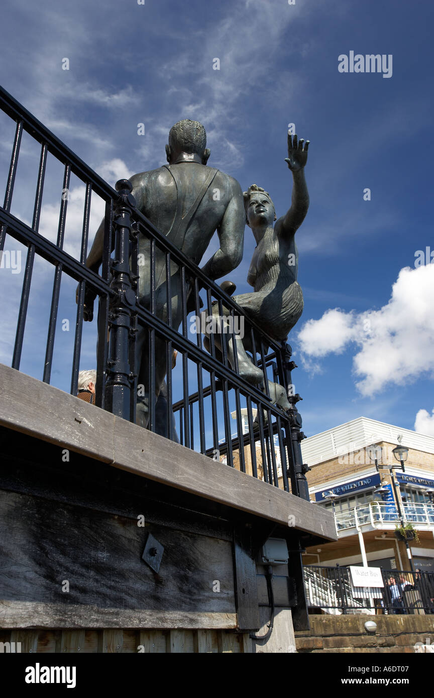 "Des gens comme nous" Sculpture, la baie de Cardiff, Pays de Galles, Royaume-Uni Banque D'Images