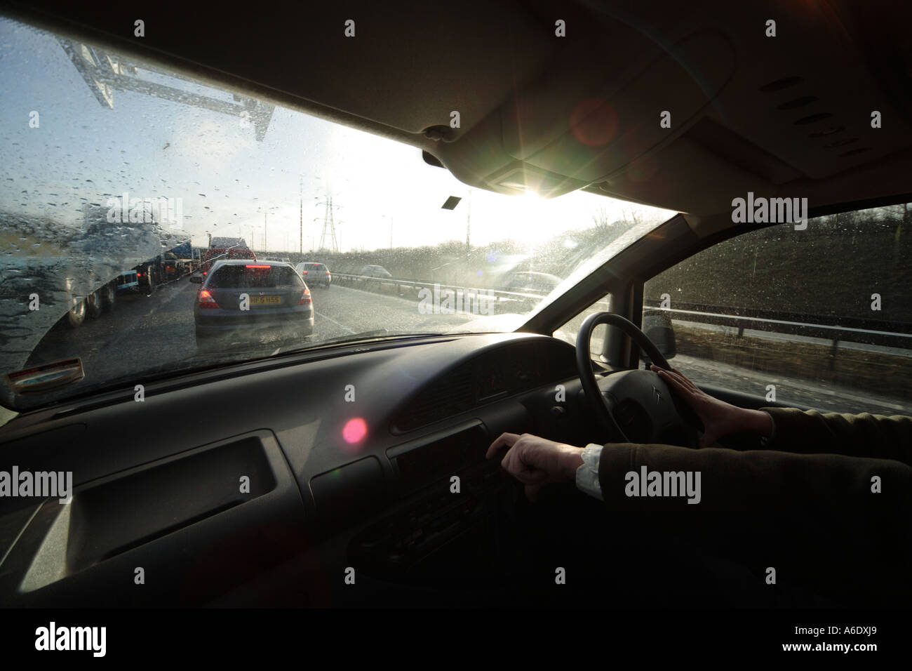 Tourné à l'intérieur d'un van et chauffeur à volant voyageant le long d'une autoroute anglaise Banque D'Images