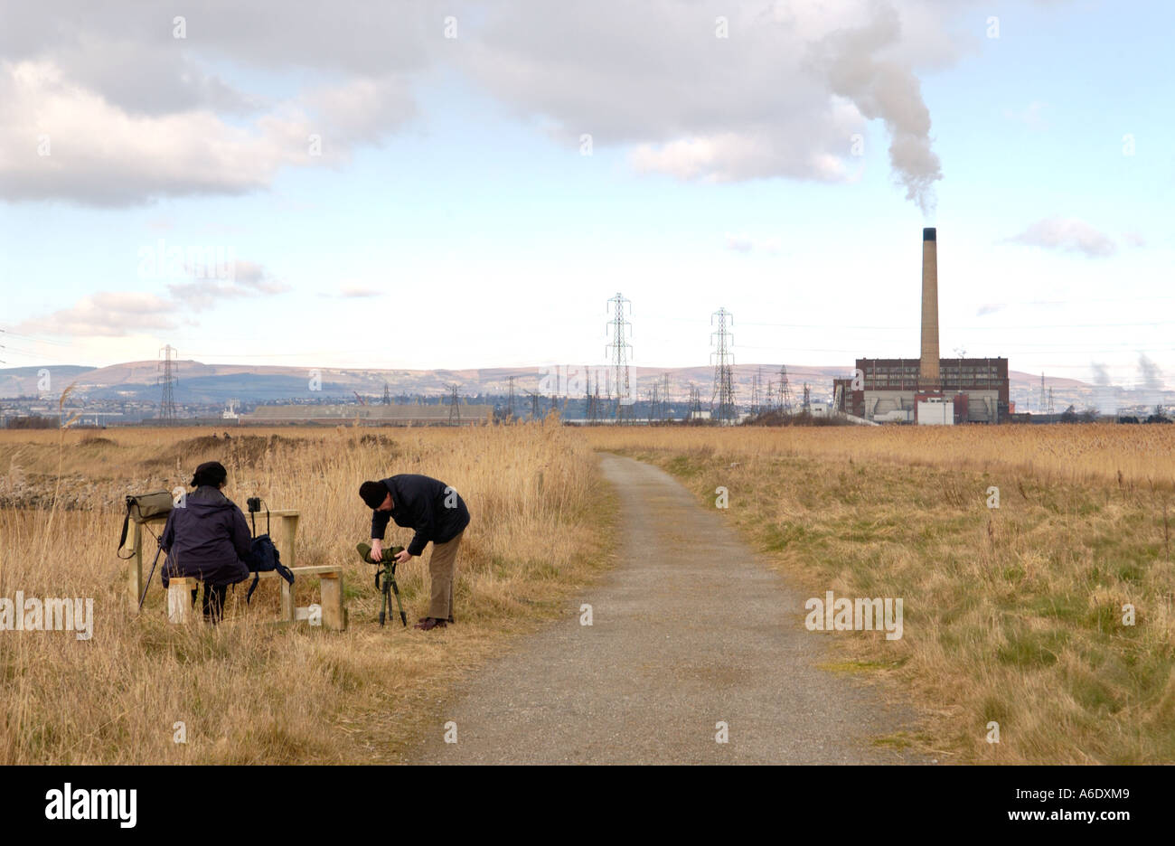 Les ornithologues amateurs à Newport Wetlands Réserve naturelle nationale négligé par Uskmouth Powerstation South East Wales UK Banque D'Images