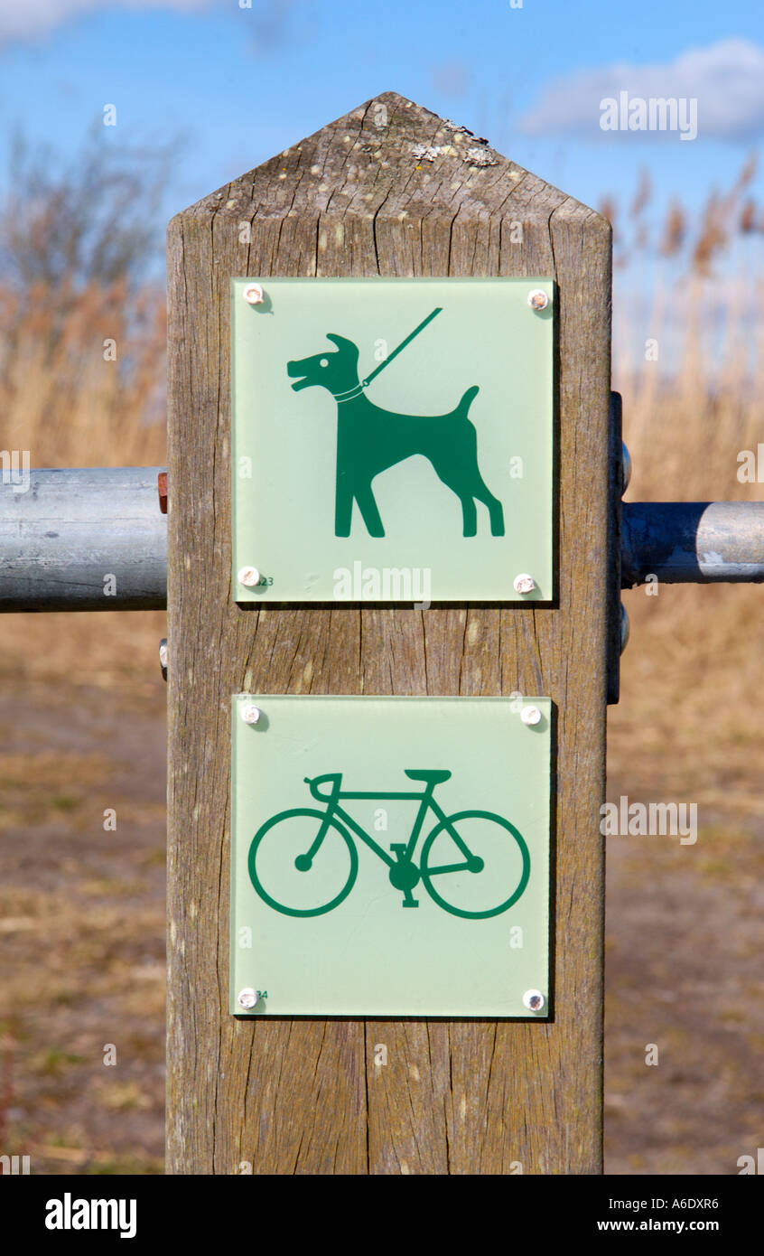 Chien et cycling route signe à Newport Wetlands National Nature Reserve South East Wales UK Banque D'Images