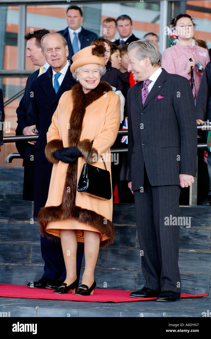 La reine Elizabeth II escortée par Président Lord Dafydd Elis Thomas à l'ouverture de l'Assemblée nationale du Pays de Galles UK Banque D'Images