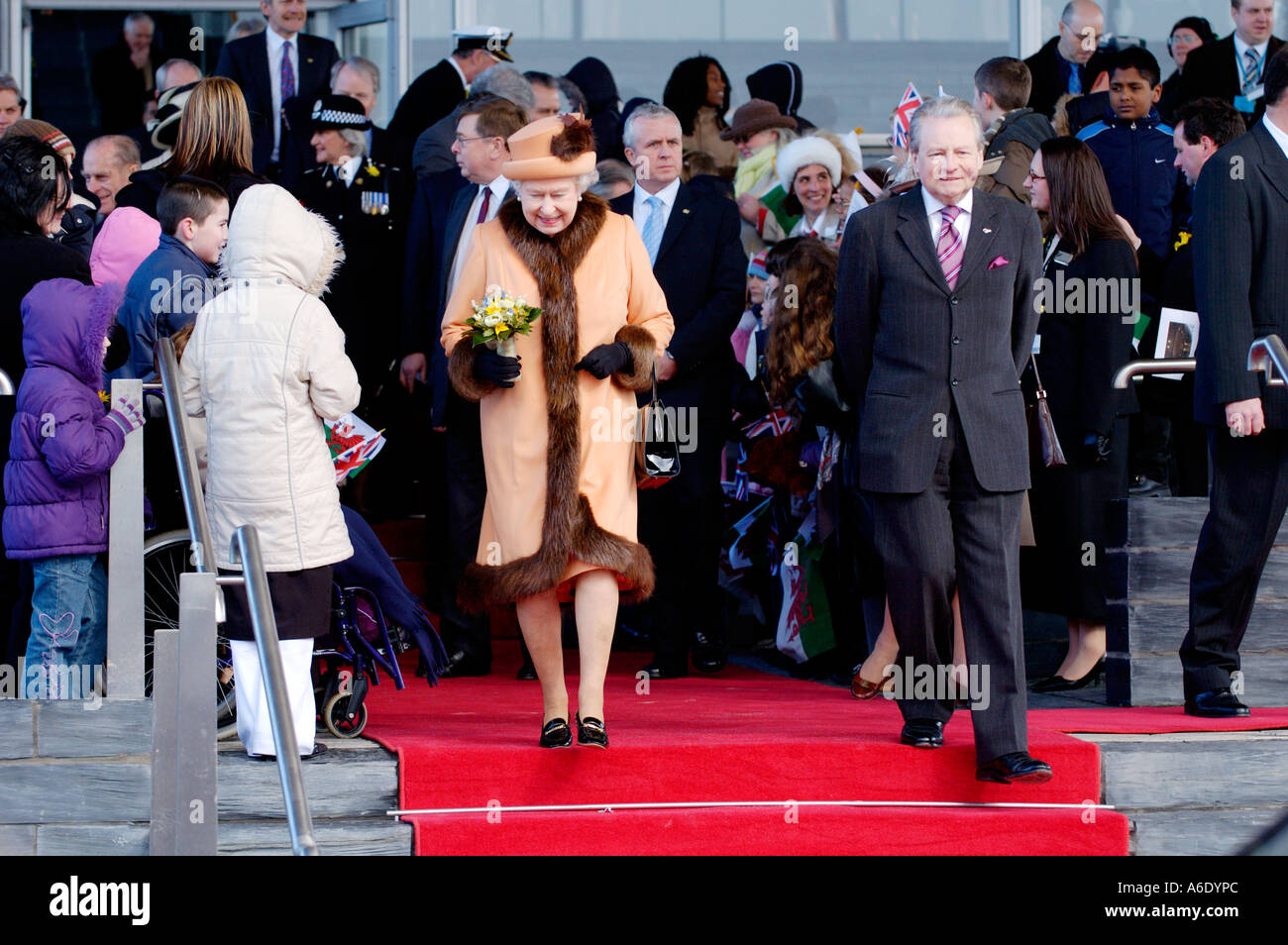 La reine Elizabeth II escortée par Président Lord Dafydd Elis Thomas à l'ouverture de l'Assemblée nationale du Pays de Galles UK Banque D'Images