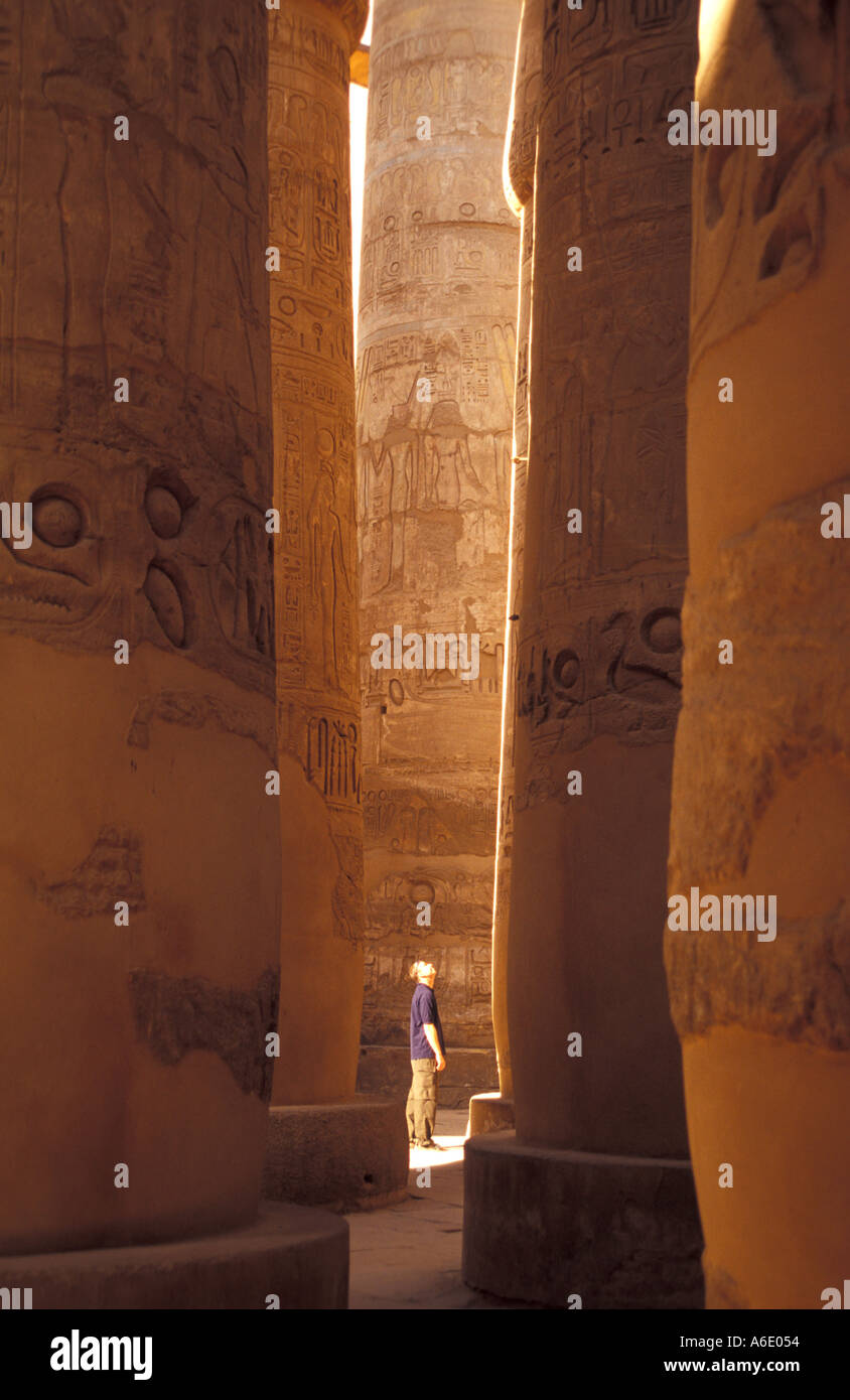 Touriste étranger dans la salle hypostyle du Temple de Karnak, Egypte Banque D'Images