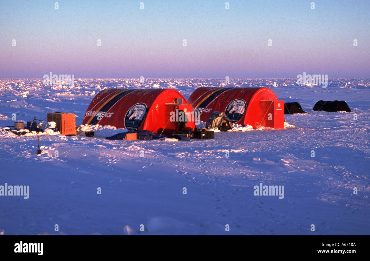 Camp de glace Greenpeace Sirius sur la glace de mer de la mer de Beaufort, Alaska Banque D'Images