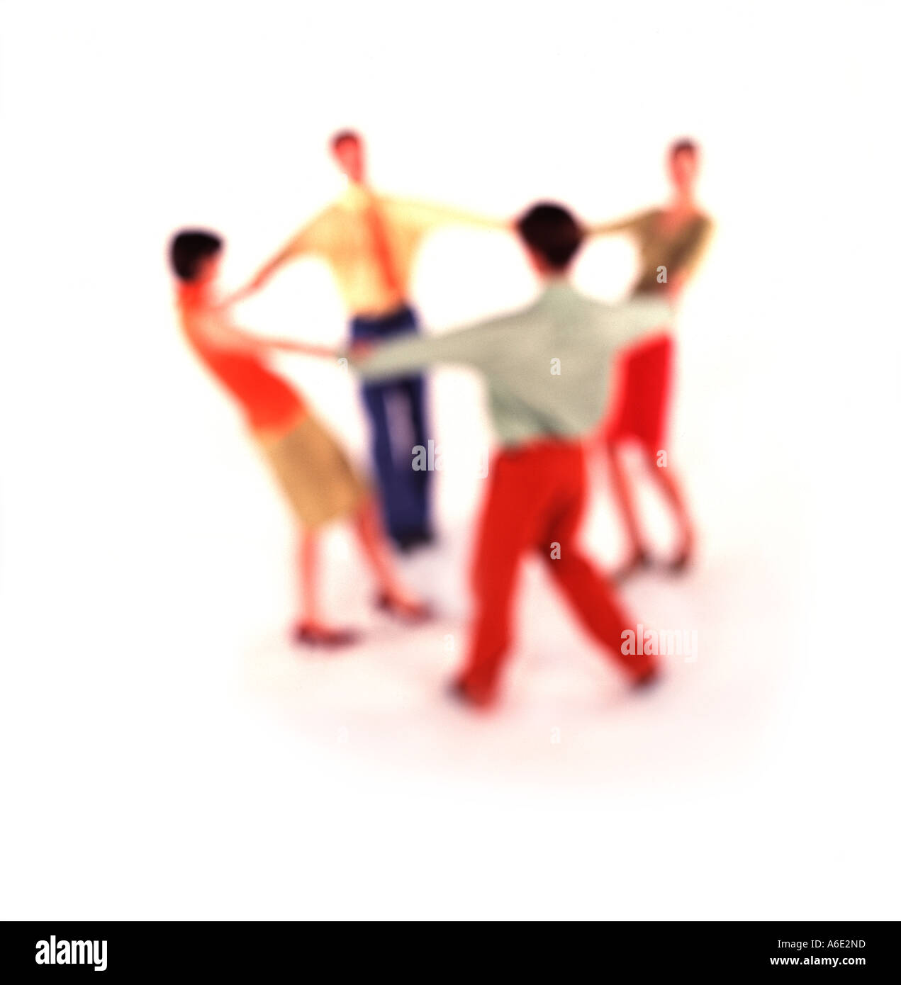 Groupe de 4 personnes se tenant la main en cercle. Soft Focus. Banque D'Images