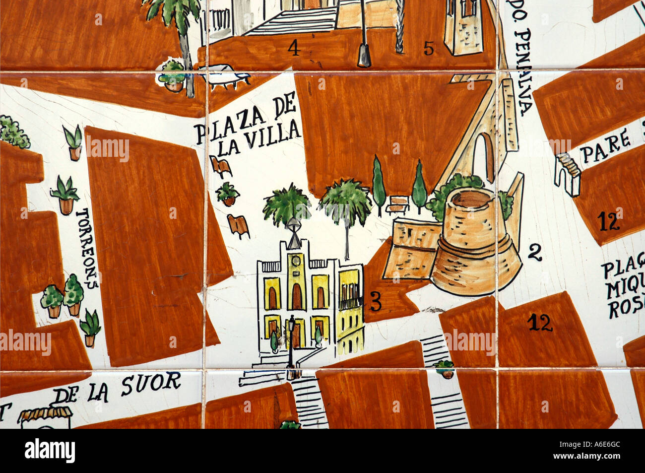 Carreaux espagnols avec plan de ville et des azulejos, Calpe, Costa Blanca, Espagne Banque D'Images