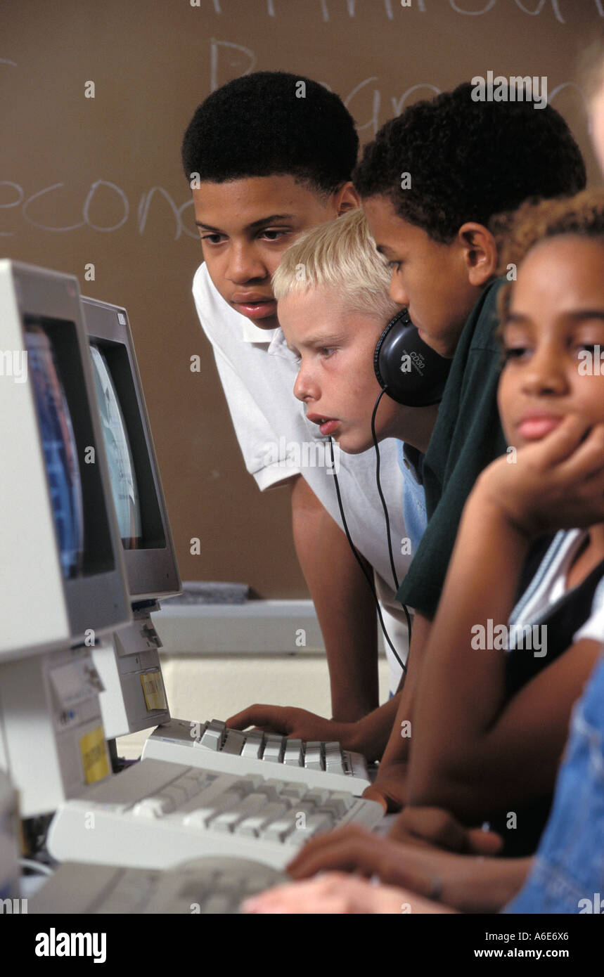 Latino et afro-américain d'étudiants Caucasiens dans l'école moyenne salle informatique Banque D'Images