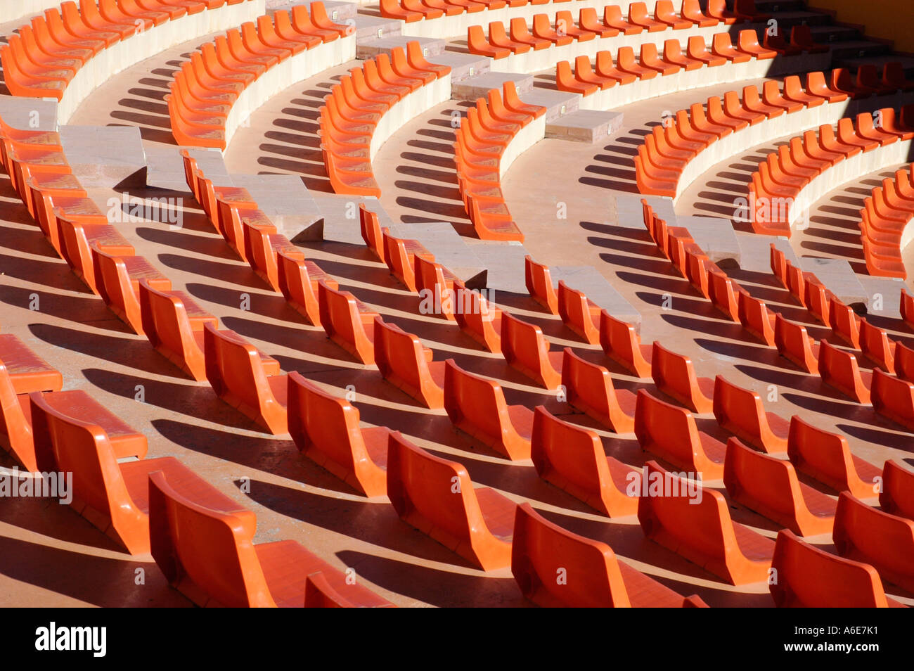 Des rangées de chaises vides , orange, Calpe, Costa Blanca, Espagne Banque D'Images