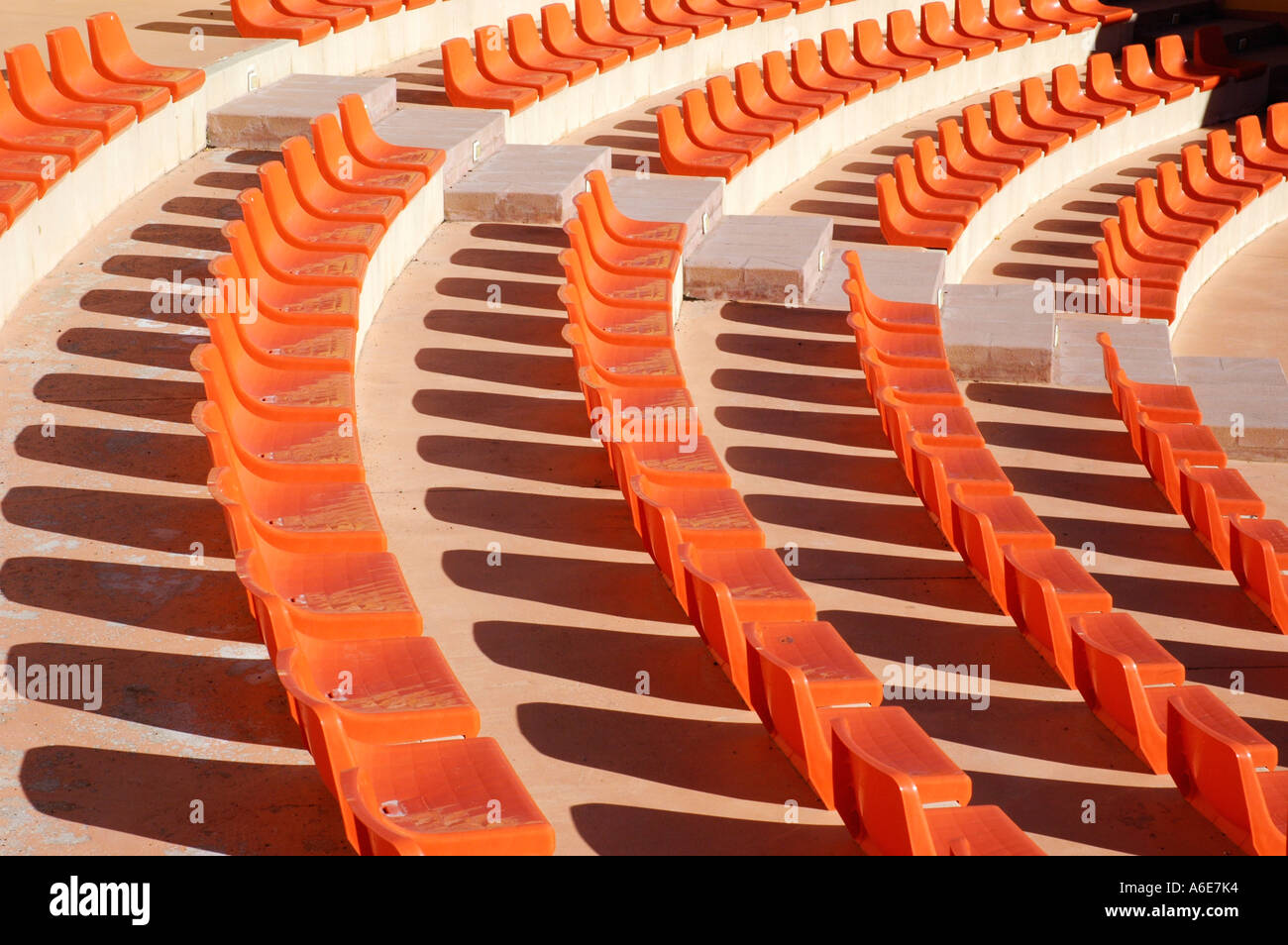 Des rangées de chaises vides , orange, Calpe, Costa Blanca, Espagne Banque D'Images