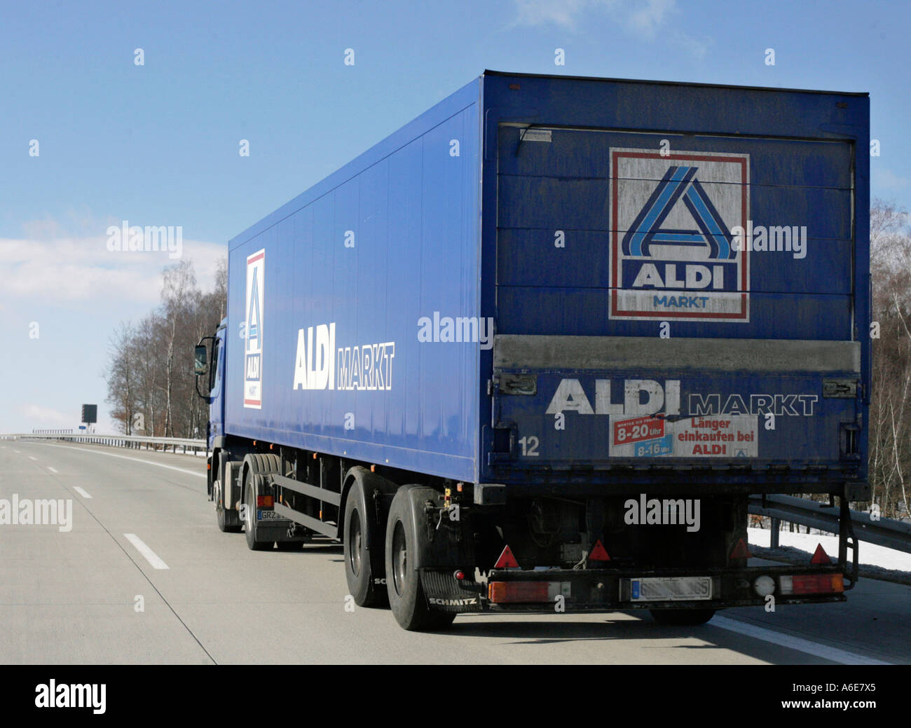 Aldi chariot de disques sur un autoroute allemande Banque D'Images